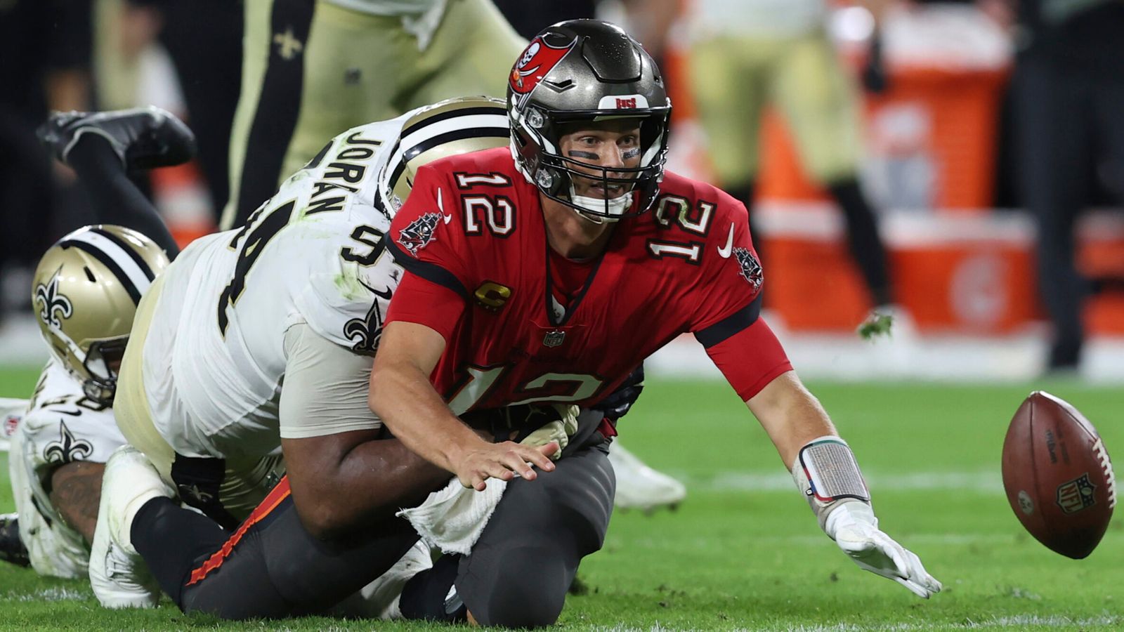 Tom Brady warned by NFL about throwing tablet on sideline