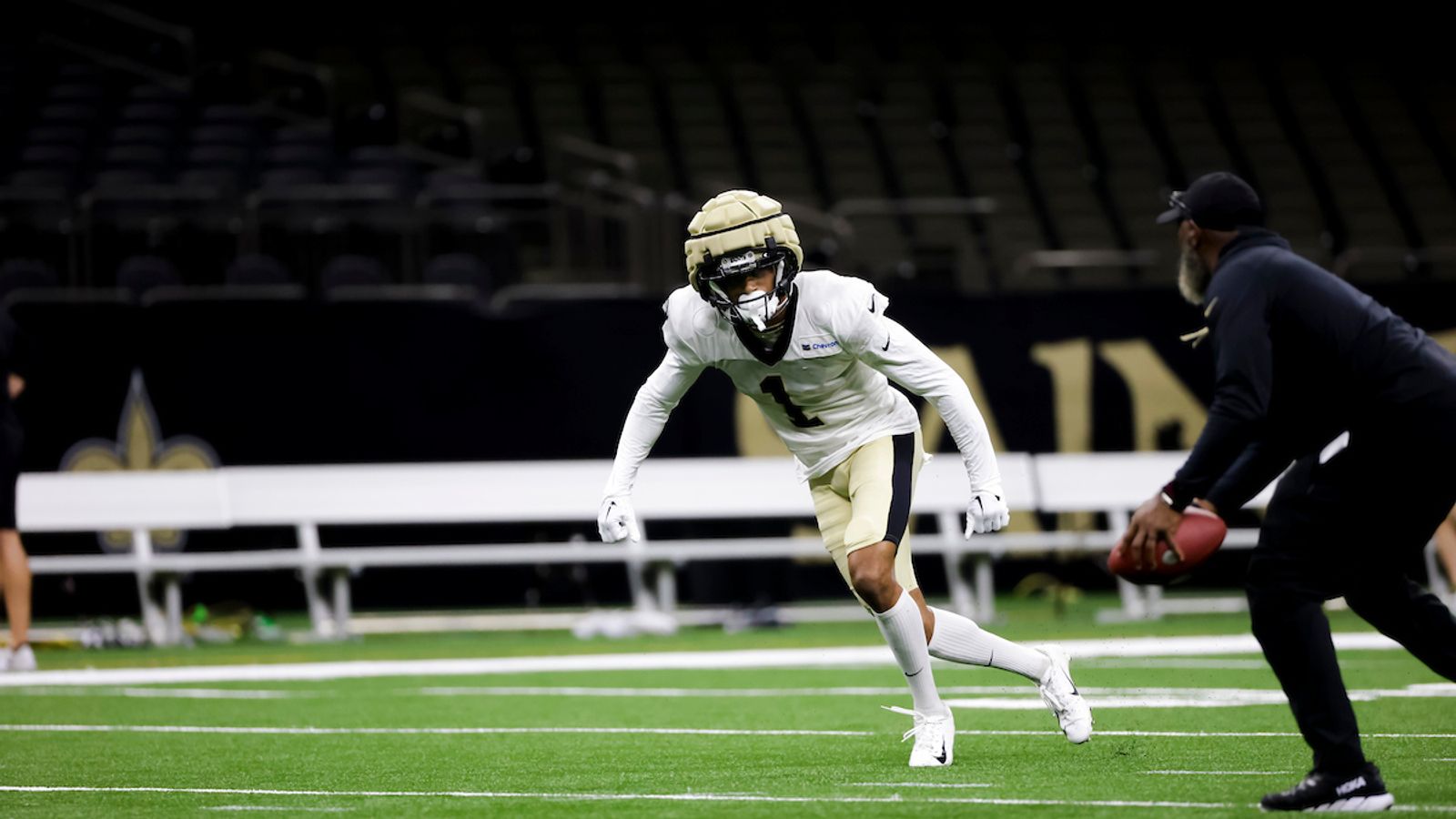 New Orleans Saints WR Chris Olave makes incredible one-handed catch